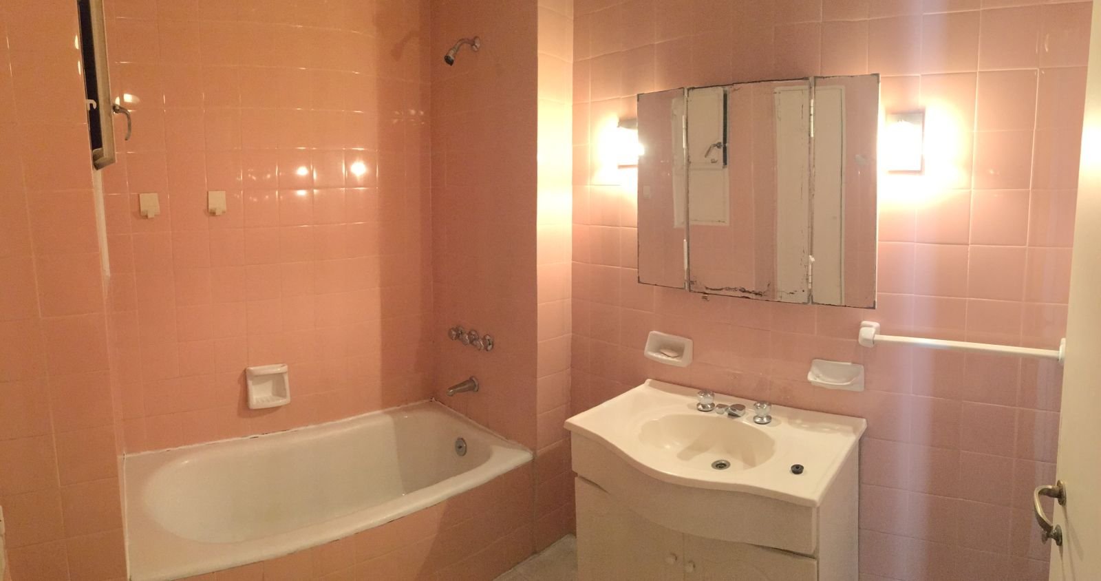 Baño de época con azulejos rosa y bañera exenta — proyecto Suipacha , por Estudio NET Arquitectura , en Suipacha 1336